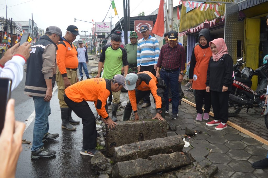 Dukung Masyarakat Untuk Gotong Royong, Bupati Wonosobo Turun Bersih Sungai
