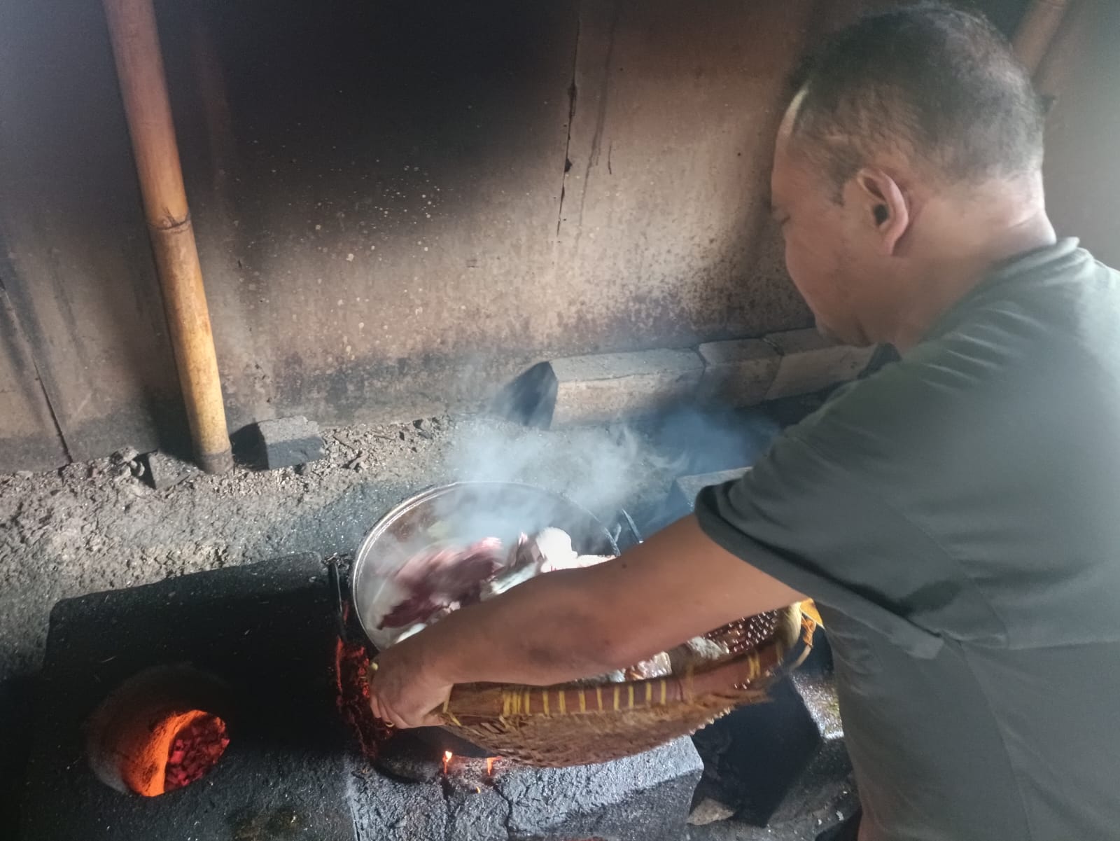 opor entok, kuliner wonosobo, pawon enthok pak roso, kuliner tradisional, makanan legendaris, wisata kuliner