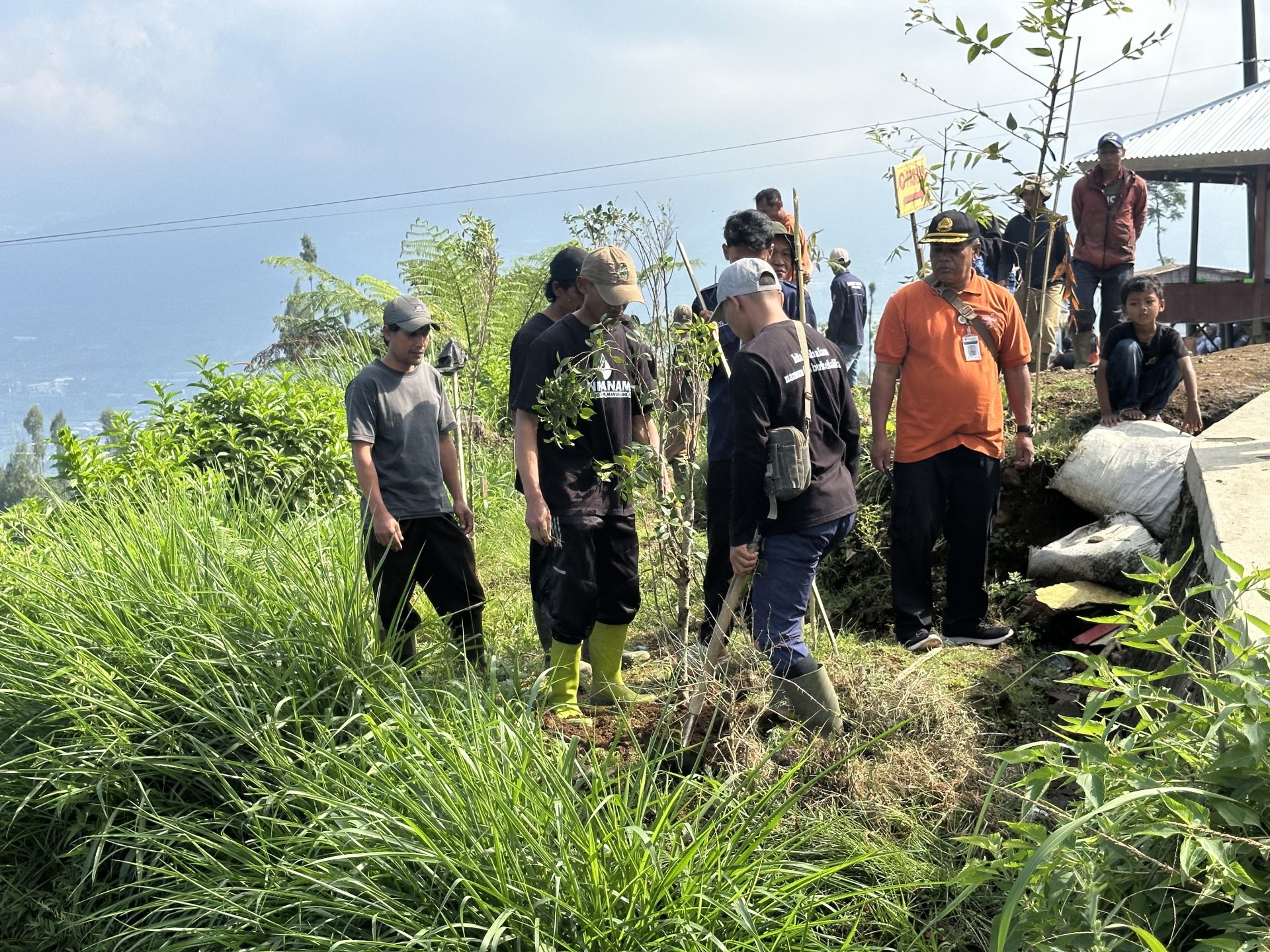 Gerakan penanaman pohon, Jalur Lingkar Sumbing Wonosobo, Konservasi lingkungan, Pencegahan krisis air, Pohon damar, Komunitas Tanpa Nama, Wisata alam Kalikajar