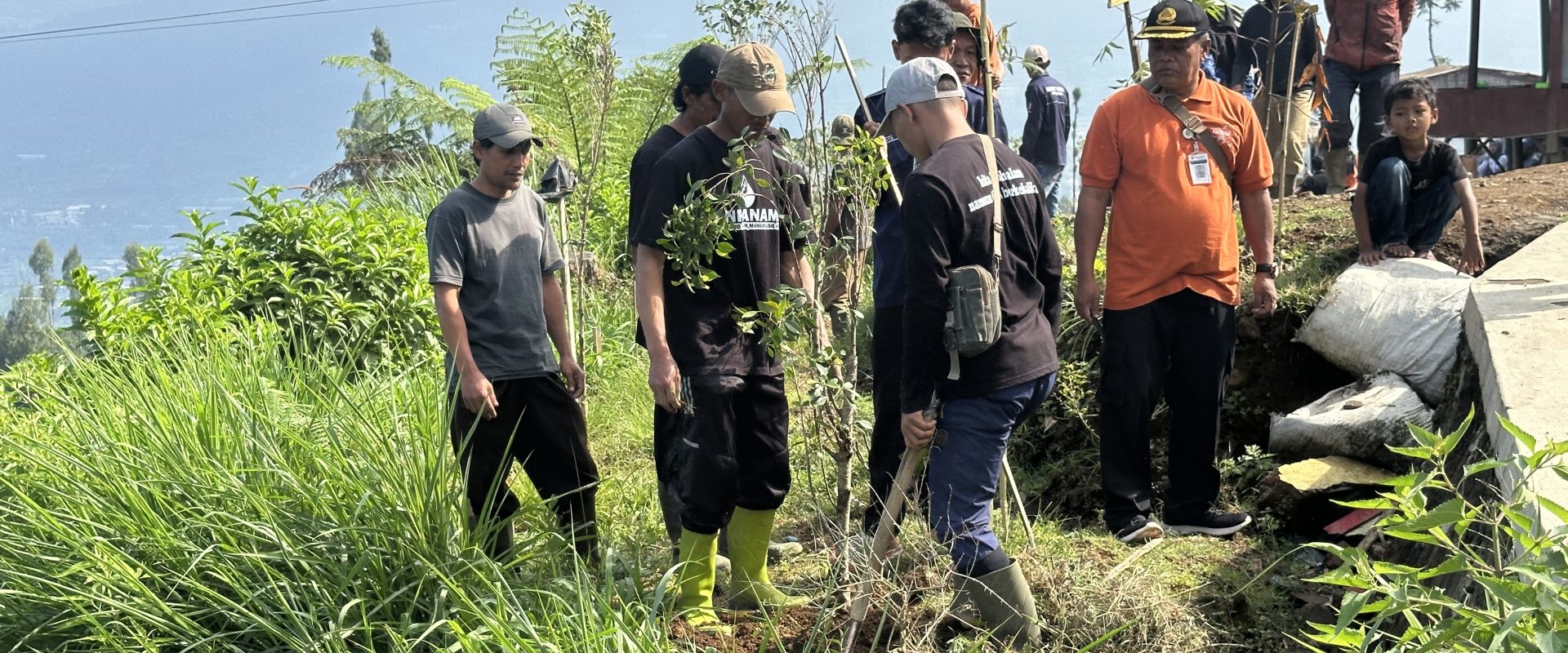 Gerakan penanaman pohon, Jalur Lingkar Sumbing Wonosobo, Konservasi lingkungan, Pencegahan krisis air, Pohon damar, Komunitas Tanpa Nama, Wisata alam Kalikajar