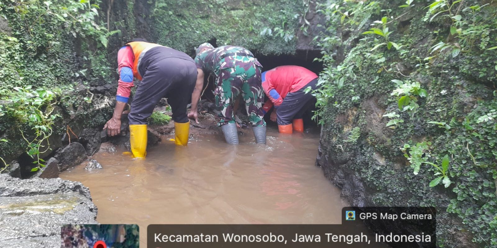 Menjaga Urat Nadi Pertanian Saluran air di kawasan Jlamprang bukan sekadar drainase biasa. Keberadaannya sangat vital dan menjadi tulang punggung bagi kelangsungan lahan pertanian warga yang menggantungkan nasib pada kelancaran irigasi. Peltu Edi Winarno menegaskan bahwa perbaikan ini merupakan komitmen nyata TNI dalam mendukung program pemerintah di sektor ketahanan pangan dari tingkat akar rumput. "Saluran air ini adalah salah satu urat nadi pertanian. Kalau alirannya lancar, maka distribusi air ke lahan pertanian juga akan optimal. Ini bagian dari upaya kita bersama dalam mendukung program swasembada pangan," tegas Peltu Edi Winarno di sela-sela kegiatan pembersihan. Antisipasi Curah Hujan Tinggi Selain urusan irigasi pertanian, faktor cuaca menjadi alasan mendesak mengapa saluran air ini harus segera dinormalisasi. Intensitas hujan yang masih cukup tinggi di wilayah Wonosobo rentan memicu genangan air jika kapasitas saluran tidak memadai akibat tumpukan sampah atau lumpur. Edi menyebut, kelancaran laju air dari hulu ke hilir adalah kunci utama agar permukiman warga aman dari ancaman luapan air yang bisa merugikan secara material maupun kesehatan. "Dengan saluran yang lancar, air tidak akan meluap ke pemukiman. Ini penting untuk mengurangi risiko banjir di lingkungan warga," jelasnya. Memantik Semangat Warga Keterlibatan langsung prajurit TNI di tengah masyarakat terbukti efektif memantik kembali budaya gotong royong. Hal ini mendapat apresiasi positif dari pihak pemerintah kelurahan setempat. Lurah Jlamprang, Sukanti, menilai sinergi antara TNI dan warganya membawa dampak langsung terhadap kekompakan lingkungan, selain tentunya membuat infrastruktur desa menjadi lebih terawat dan berumur panjang. "Kami sangat berterima kasih kepada Koramil yang selalu hadir dan memberi semangat kepada warga. Dengan kebersamaan seperti ini, masyarakat menjadi lebih peduli dan kompak," ungkap Sukanti.