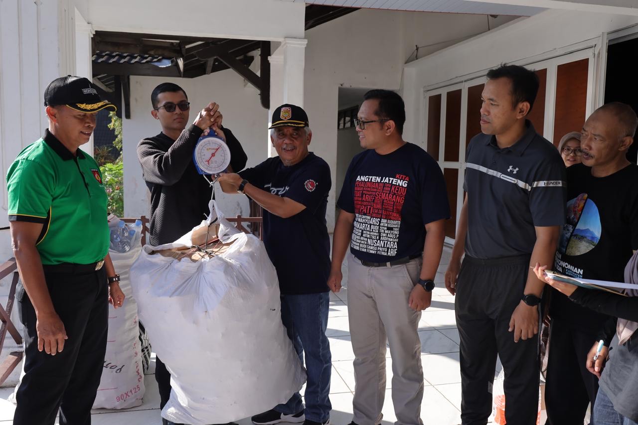 gerakan bank sampah, lingkungan hidup wonosobo, indonesia asri, pengelolaan limbah, one andang wardoyo